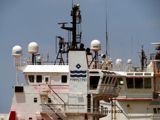Tijupá contendo diversas antenas dos sistemas de comunicação do navio