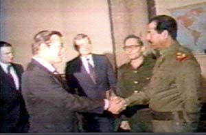 Ronald Rumsfeld cumprimentando Saddam Hussein em visita ao Iraque