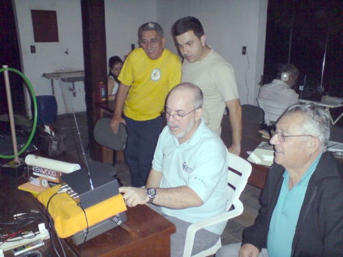 Renato Uliana demonstrando um receptor clássico de ondas curtas